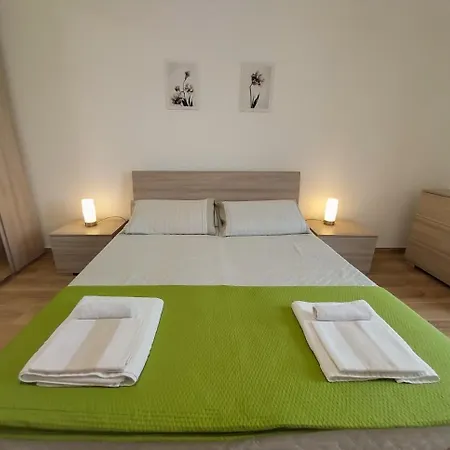Iknos Vacanze Apartment *
